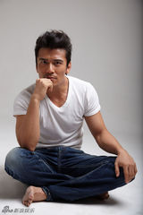 组图：唐文龙拍居家系写真 随性自然秀熟男风范