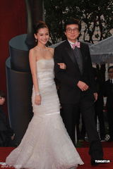 组图：AngelaBaby洁白长裙现身尽显青春魅力