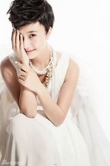 组图：阎娜大气时尚写真 优雅诠释女人味