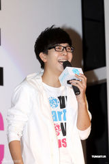 组图：胡夏抱病出席公益活动 为地震灾区献爱心