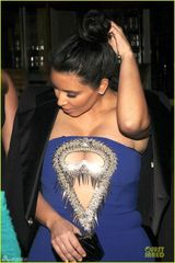 组图：准妈妈卡戴珊露胸蓝裙秀尽招牌豪乳