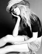 高清组图：40岁超模克劳蒂亚-雪佛登《Vogue》