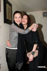 幻灯图：《女人最痛》杀青宴 米雪露面强忍悲伤