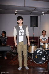 组图：胡夏为演唱会练唱 公司安排按摩缓解压力