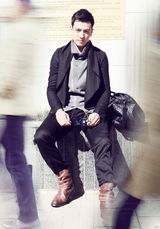 组图：马文龙拍摄初秋街拍   气质男深情款款