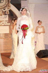 组图：李曼筠穿婚纱露酥胸 Whitney日本造人