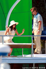 组图：林赛着爆乳吊带裙撕打不慎露半球