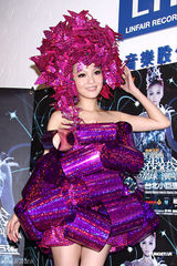 幻灯图：张韶涵个唱造型独特 获封中国版Lady Gaga