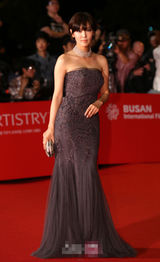 组图：金素妍灰裙美艳魅惑亮相釜山红毯