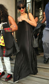 组图：蕾哈娜吊带裙现身英国激情献唱