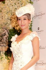 组图：谢婷婷着奢华婚纱 希望年年穿嫁衣