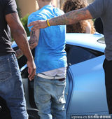 比伯载神秘女外出疑恋情曝光 露内裤表情爽歪歪