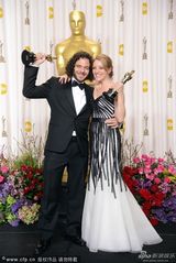 组图：奥斯卡后台-《控诉》男女制作人激动相拥