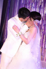 组图：董璇大婚幸福落泪 王中军王中磊兄弟证婚