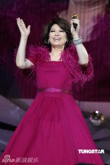 组图：蔡琴百万精华上海演唱会 回忆往事泪盈眼眶