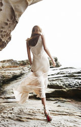 组图：韩星全慧彬澳大利亚拍写真 曲线优美海边浪漫