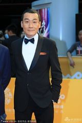 组图：梁家辉领衔《王牌》剧组现身 招手显亲民