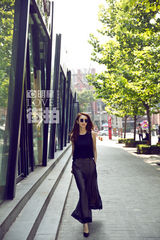 明星爱街拍：张俪微笑诠释Fashion Lady