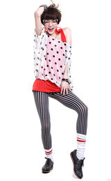 组图：夕又米街拍秀波点蝙蝠袖雪纺衫