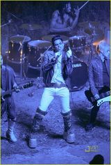 高清：亚当-兰伯特宣传全新MV 踩松糕鞋极尽摇滚