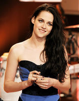 高清图：克里斯汀-斯图尔特上节目秀美腿表情多