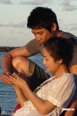 幻灯图：陆毅鲍蕾澳洲度假 喂袋鼠野炊恩爱十足