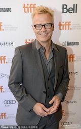 组图：《爱情的模样》首映 安妮特知性亮相