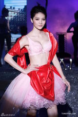 组图：吴亚馨内衣走秀展现终极饱满度