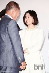 组图：张东健等捧场电影节 梁朝伟牵手宋慧乔