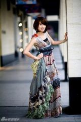 组图：人气主播朱丹长裙写真 妩媚潇洒尽显风尚