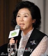 组图：郑柔美高斗心等宣传《妈妈的庭院》