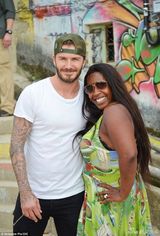 组图：小贝沙滩赤脚秀球技 与女粉丝亲密合影