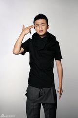 组图：包贝尔黑衣出镜彰显多面个性