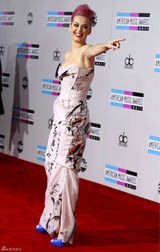 高清：凯蒂-派瑞中国风“绿色经济”亮相AMA红毯