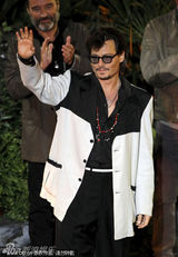 组图：德普短发亮相《海盗4》 佩内洛普似优雅人鱼