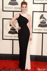 组图：埃斯梅-比安亮相女人味十足 秀凹凸曲线