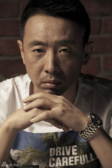 组图：范雷雅痞写真随性气质尽显熟男魅力