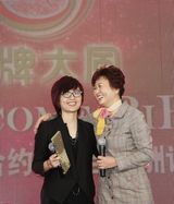 高清组图：周笔畅香港签约花絮 乘坐豪华快艇