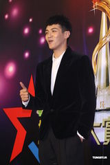 组图：柯震东萧亚轩同场不同台 蔡依林恐吓媒体