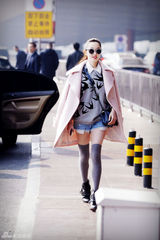 组图：蒋梦婕潮装独自回京心情大好