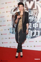 组图：众星亮相华语榜中榜颁奖礼 齐聚后台秀奖杯