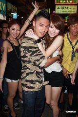 组图：连诗雅不担心遭揩油 与陈静仪比拼性感