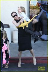 组图：安吉丽娜朱莉墨镜黑裙带孩子们购物