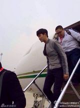 组图：金秀贤录《最强大脑》 乘私人飞机到达