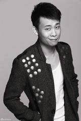 高清图：张译新宣传照阳光帅气 多款造型玩味十足 