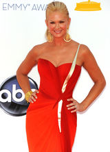 组图：艾美奖红毯 南希-奥戴尔火红长裙献飞吻