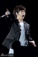 组图：五月天小巨蛋开唱 一票难求high翻场内外