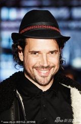 组图：竞赛片《风萧瑟》首映 众主创亲密似家人