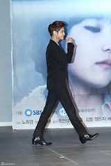 高清组图：宋慧乔透视装宣传新剧 赵仁成帅气