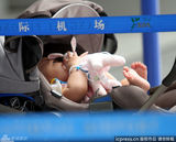 组图：蔡少芬携双女返港 行李超重逼疯辣妈